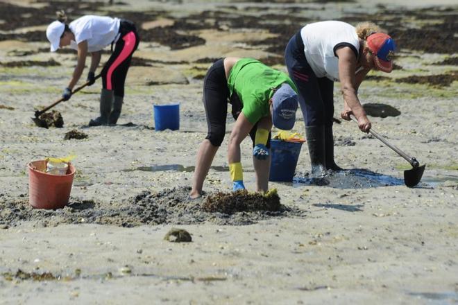 Furtivos de bañador en A Illa de Arousa: un mal endémico