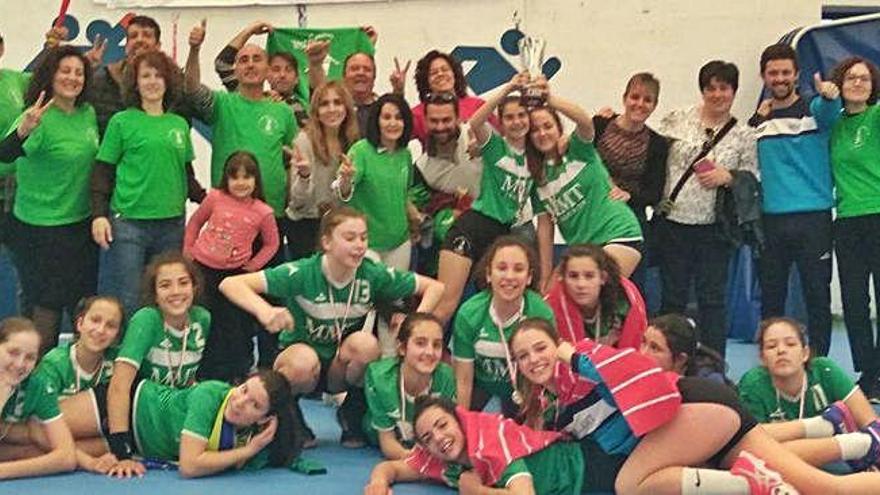 El BM Zamora infantil femenino celebra su pase al Campeonato de España.