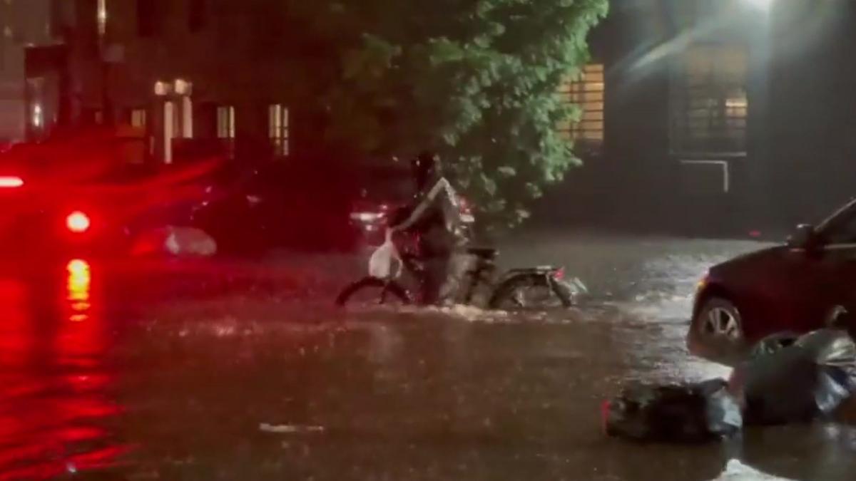 Rider llevando su reparto bajo la lluvia