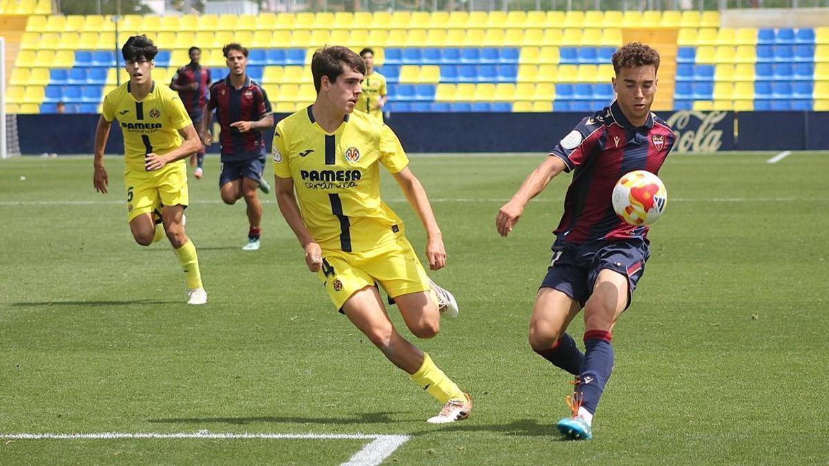 Pedro Luque marca al habilidoso extremo visitante Mario Sesé, durante el partido del domingo.