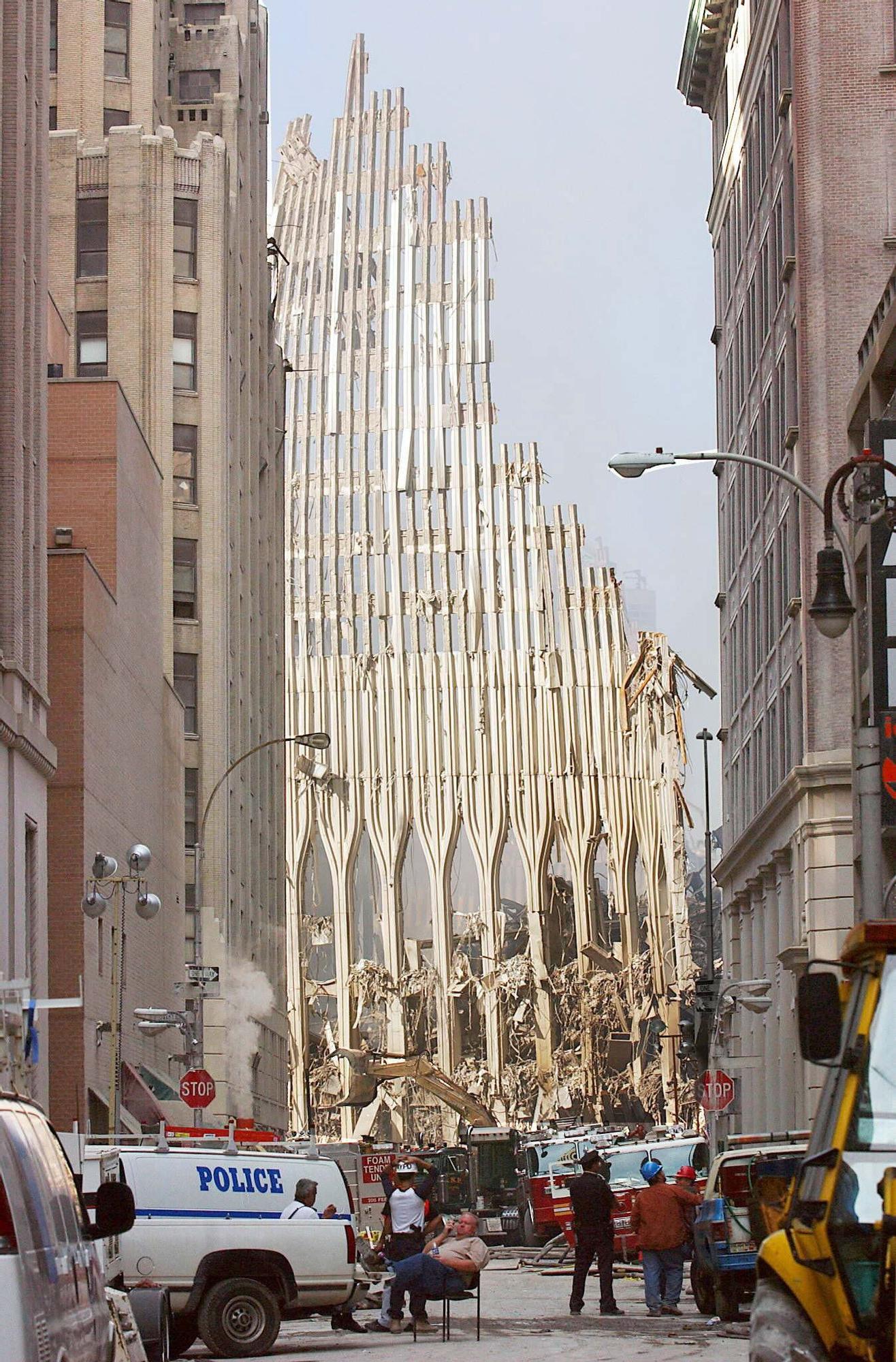 Escombros y parte de la fachada del WTC, varios días después del atentado.