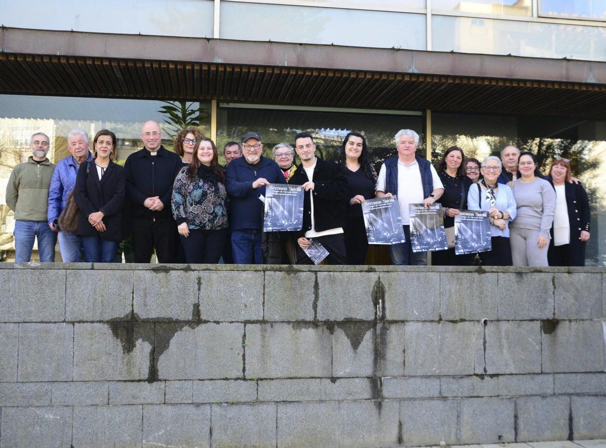 Representantes de cofradías y del Concello, ayer con el cartel. | G.NÚÑEZ