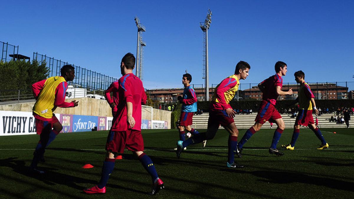Jóvenes futbolistas azulgranas, durante un entrenamiento en la ciudad deportiva del Barça