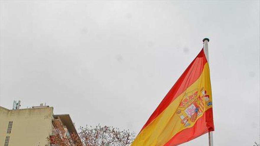 La bandera airea el debate en Cáceres