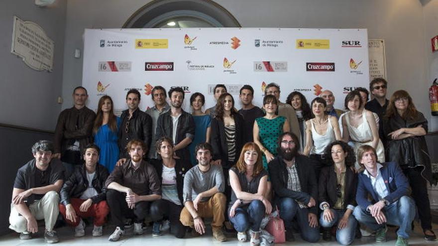 Los premiados hoy en el decimosexto Festival de Cine Español de Málaga posan en el Teatro Cervantes.