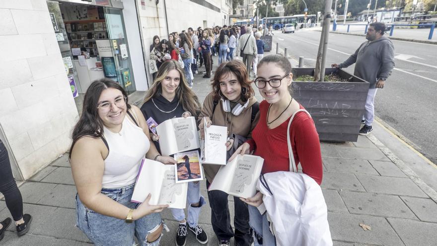 Fans de Joana Marcús en Palma con un autógrafo. Detrás, más seguidoras esperando