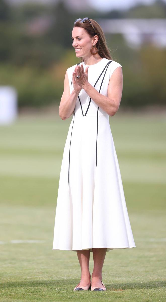 Kate Middleton con vestido blanco y negro de Emilia Wickstead