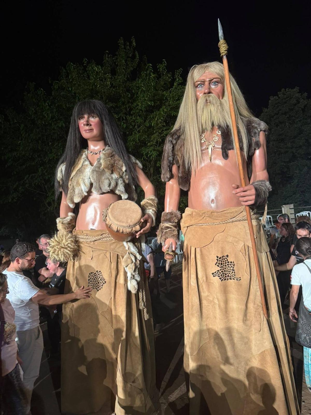 La nova imatge dels Gegants Prehistòrics de Moià, el Toll i la Teixonera