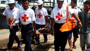 Un herido en el incendio en un campamento rohinyá es trasladado para atenderle.