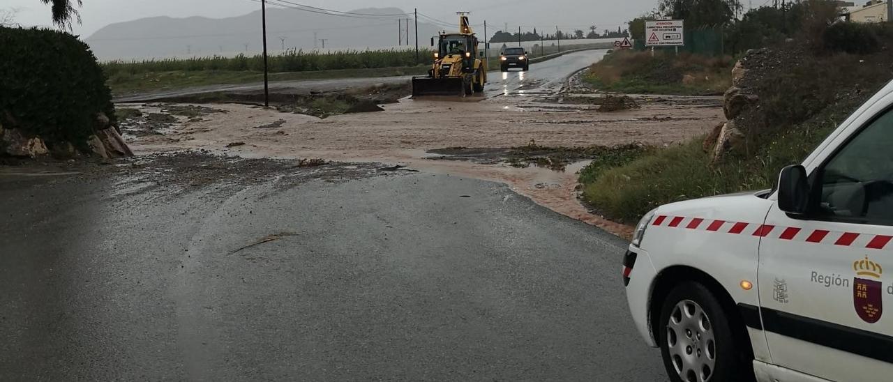 Carretera cortada al tráfico por la lluvia