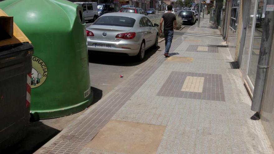 Aspecto de la calle Alfonso XIII de Los Dolores tras el tapado de los alcorques