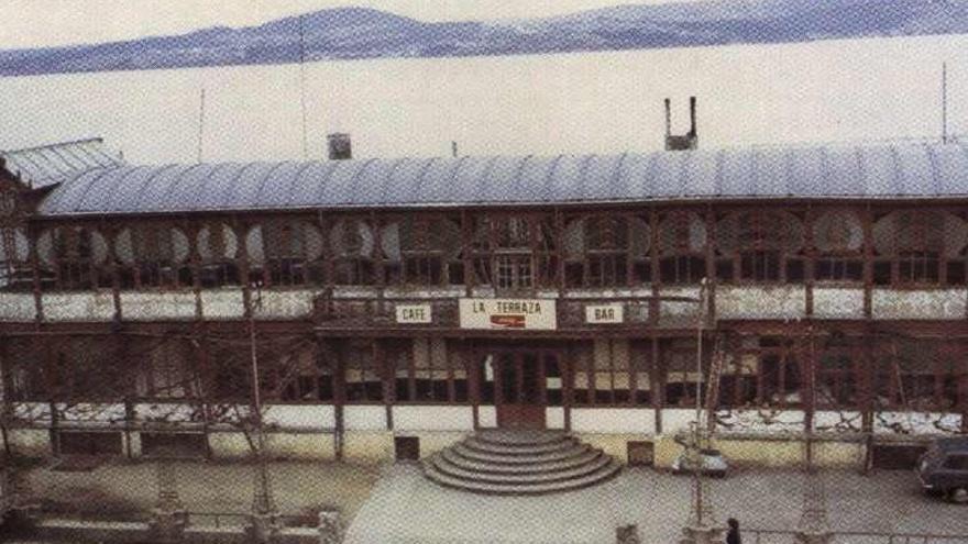 1956 a 1980: Repintado, añadidos y un lento declive a pie de carretera. A raíz de la desaparición del tranvía en 1956, La Terraza sufrió una lenta agonía. La creciente presión del tráfico y el abandono contribuyeron a la degradación de este singular edificio, que perdió elementos decorativos del remate de la fachada y cubierta, las piezas de los vidrios de los antepechos de las ventanas de la parte alta y su color original.