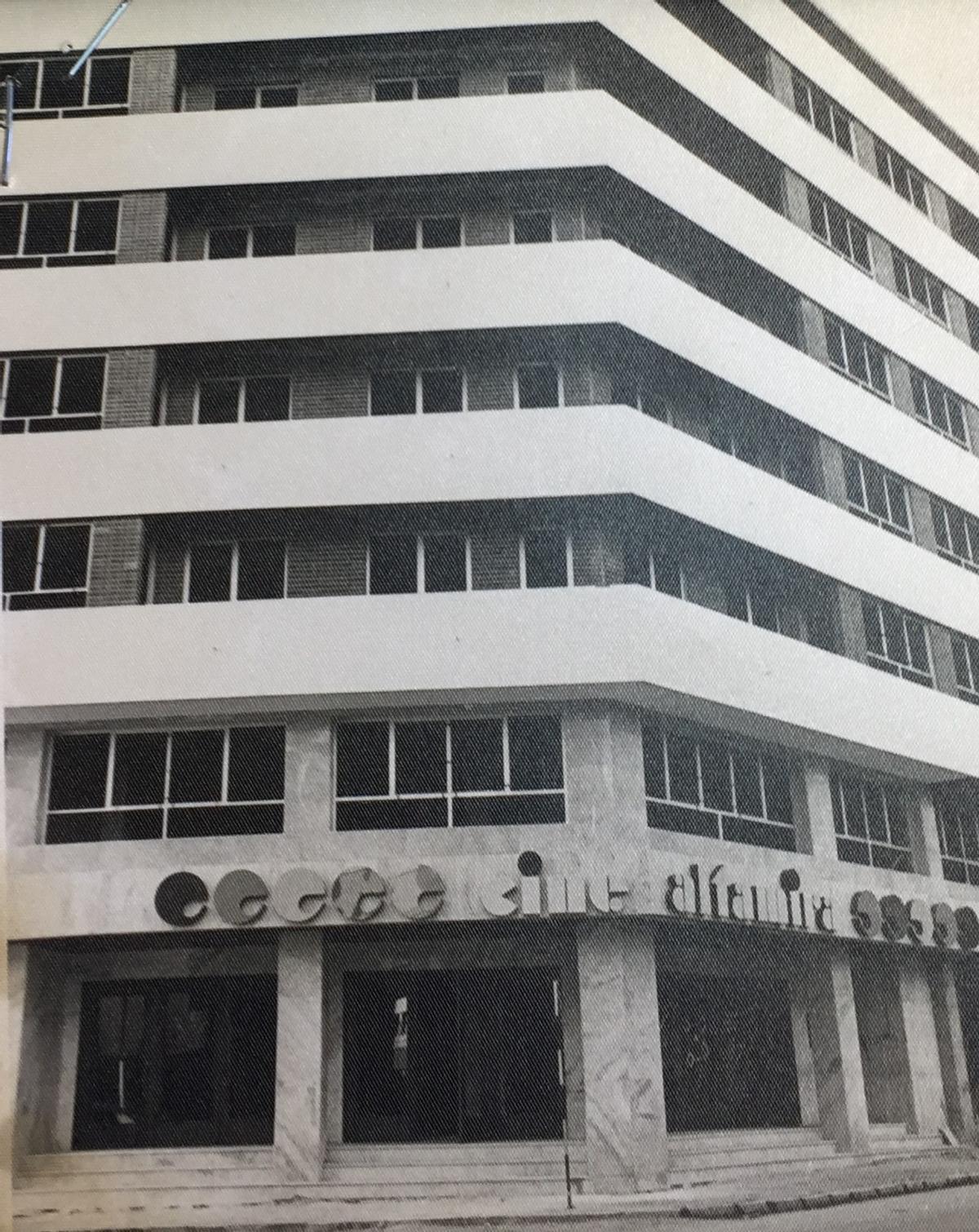 La façana del cine Altamira, que va ser molt important en l’evolució i consolidació del Cineclub en els anys 80, encara que l’ús de la seua pantalla va ser efímer.