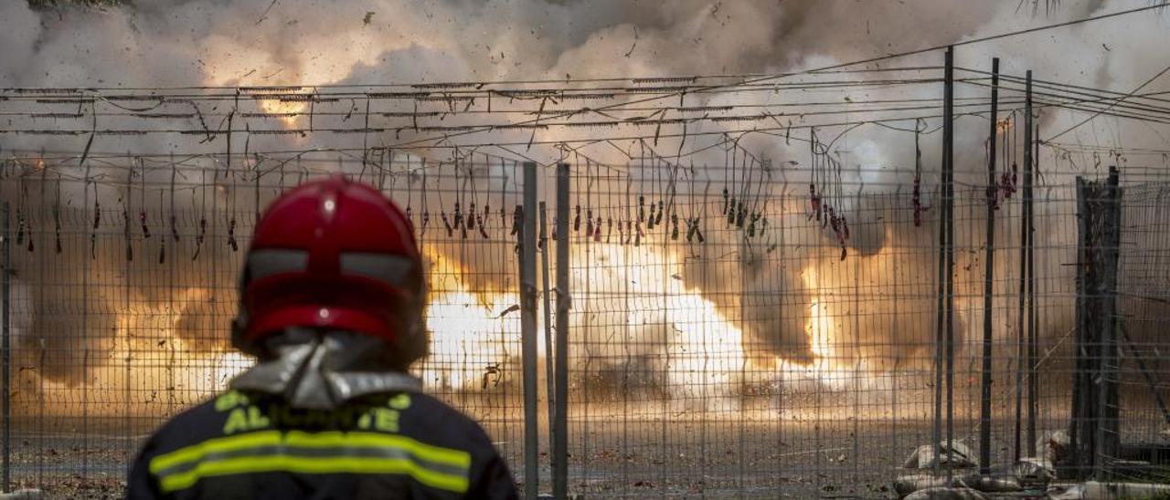 Un instante del terremoto terrestre, que sirvió para rematar una mascletà intensa y completa.