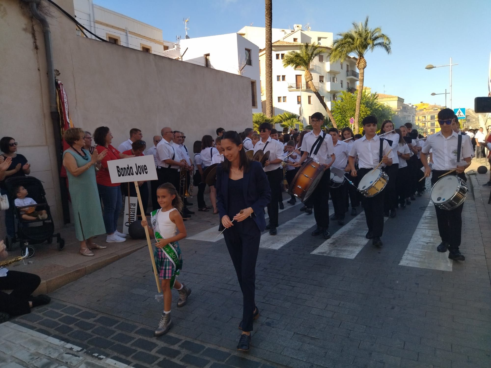 Xàbia, capital de la música: más de 800 músicos de toda la comarca llenan de vida las calles (imágenes)