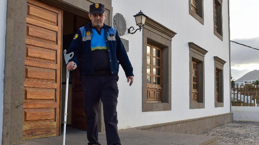 El agente Juan Luis Álvarez vestido con su uniforme, cholas y apoyado en su muleta en Telde.