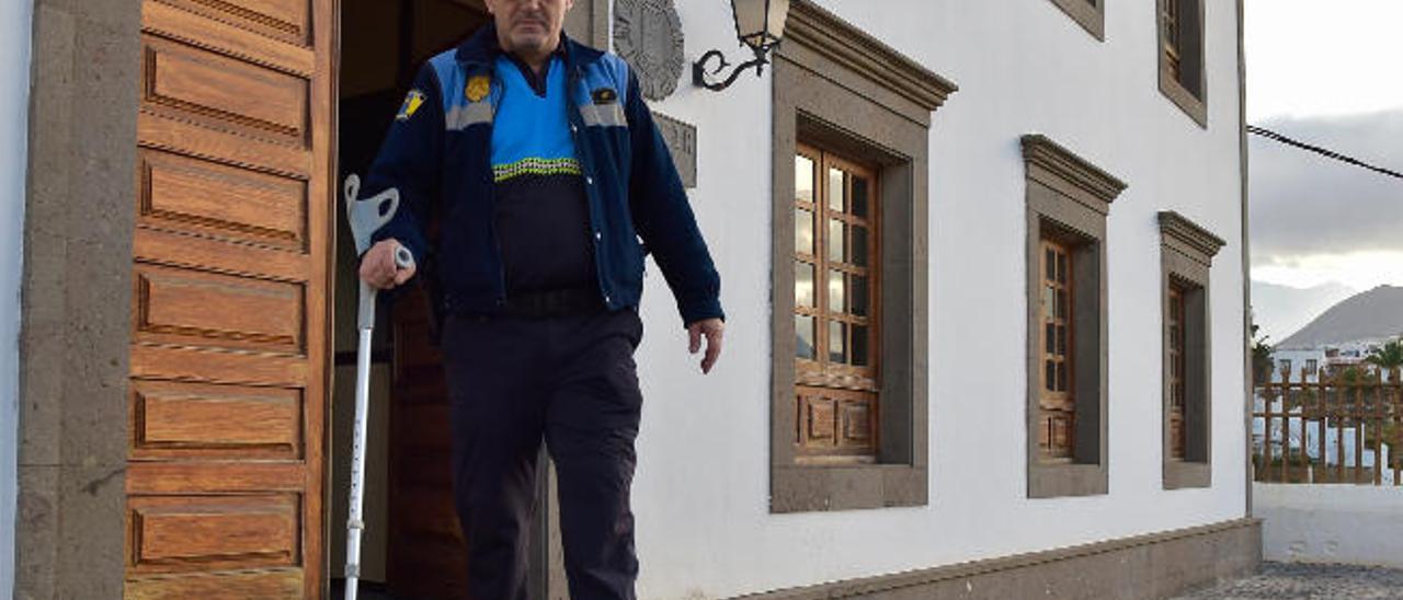 El agente Juan Luis Álvarez vestido con su uniforme, cholas y apoyado en su muleta en Telde.