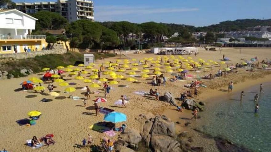 Palamós Para-sols grocs diumenge a la Fosca