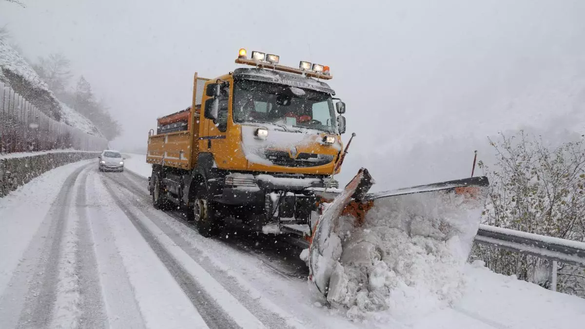 Consecuencias de la borrasca Ingrid en Asturias: la DGT cierra el Huerna y Pajares al tráfico para camiones