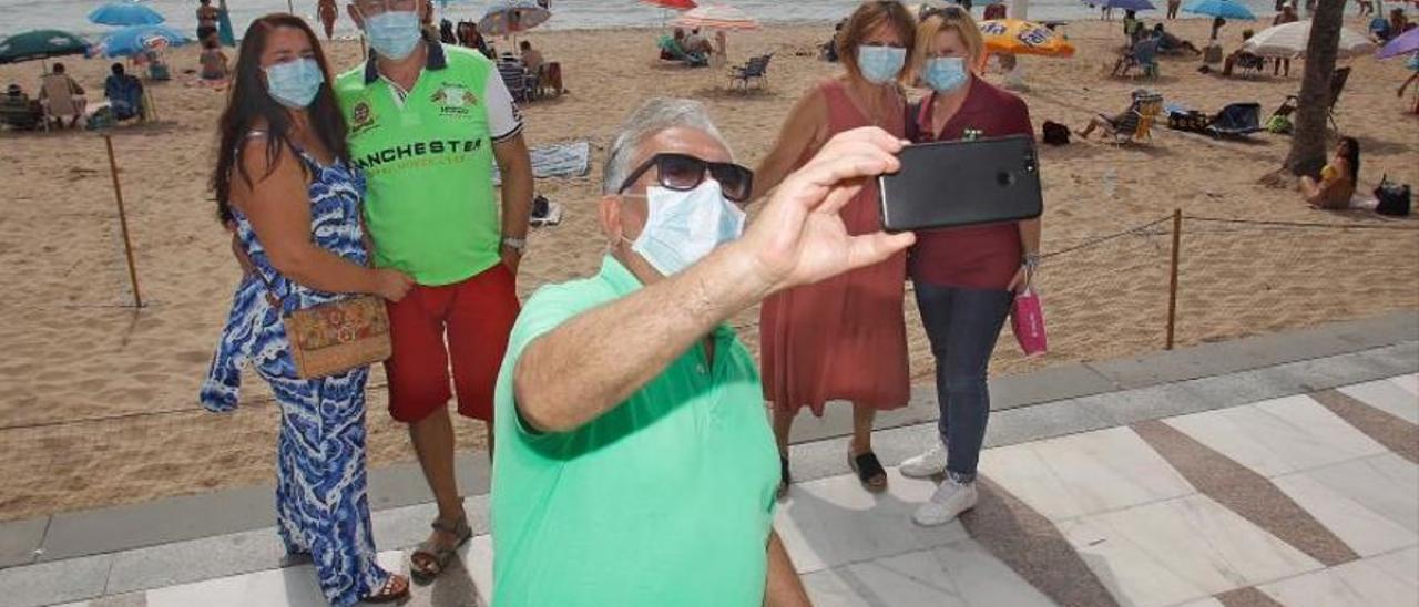 Un grupo de un viaje del Imserso se hace una foto playera.