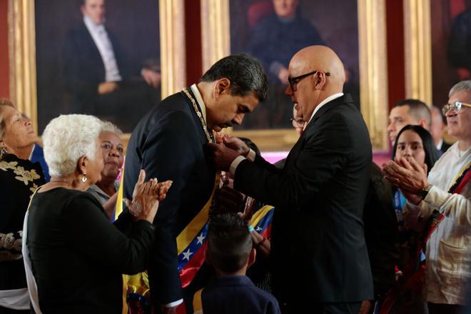 HANDOUT - 10 January 2025, Venezuela, Caracas: Venezuelan President Nicolas Maduro (L) is sworn in for a third term in office by president of the National Assembly, Jorge Rodriguez. Photo: Milagros Nunez/Prensa Miraflores/dpa - ACHTUNG: Nur zur redaktionellen Verwendung und nur mit vollständiger Nennung des vorstehenden Credits 10/01/2025 ONLY FOR USE IN SPAIN. Milagros Nunez/Prensa Miraflores / DPA;Politics;politics;heads of state;elections;Inauguration of President Nicolas Maduro in Venezuela;