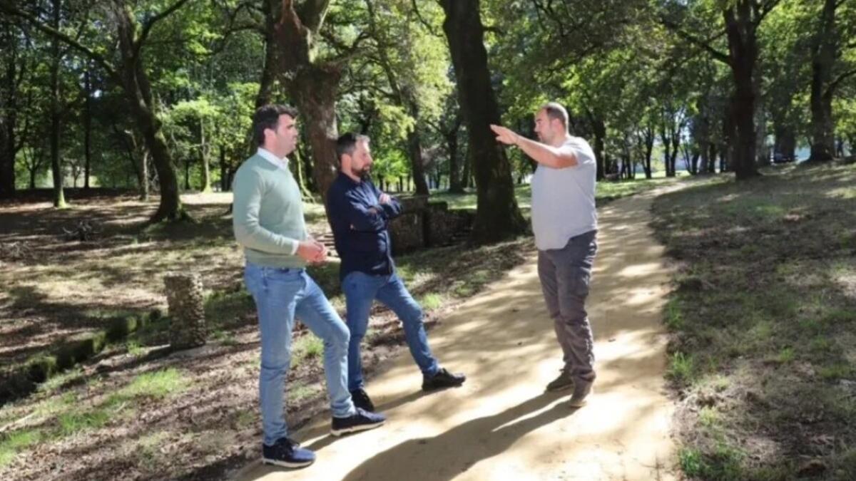 El alcalde Gonzalo Louzao, izquierda, en la Carballeira Municipal da Estrada