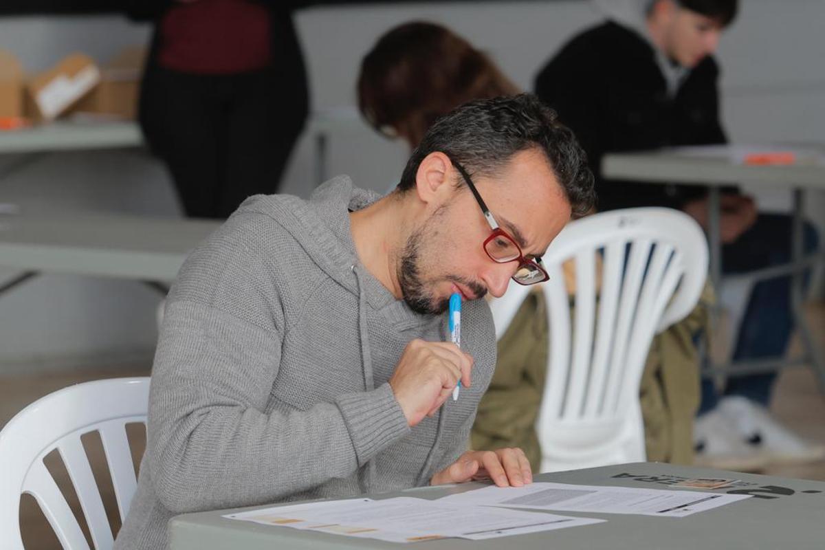 Cientos de personas realizan las pruebas orales del C2 de valenciano