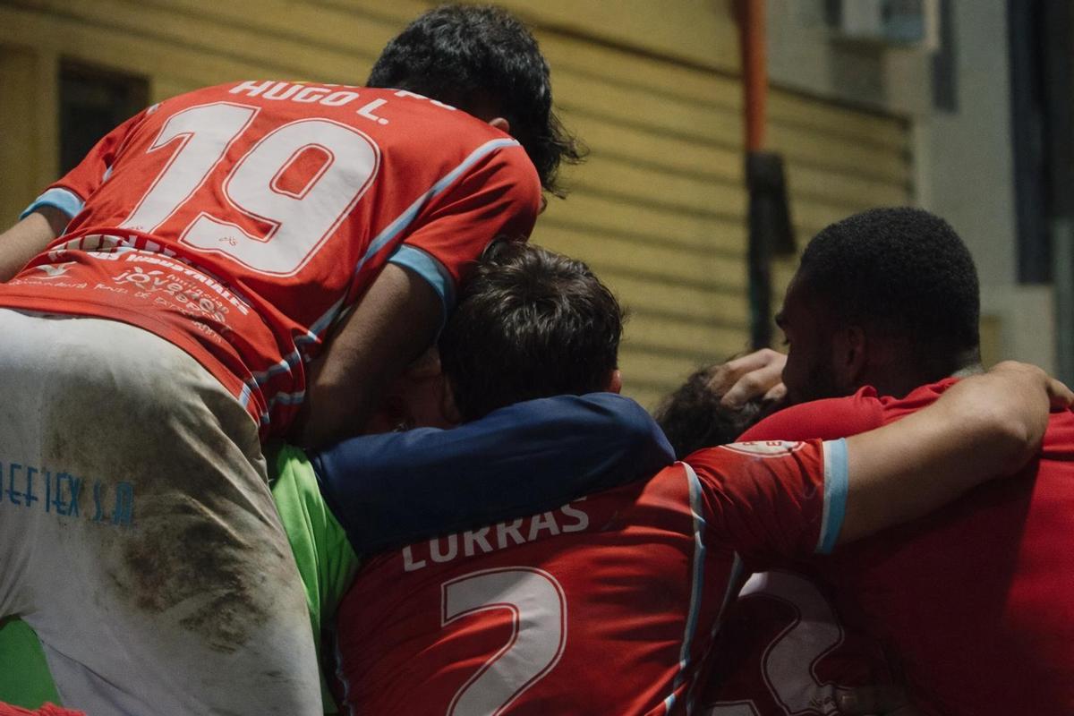 Los jugadores del Coria celebran uno de los goles que les dieron la victoria en Fuenlabrada.
