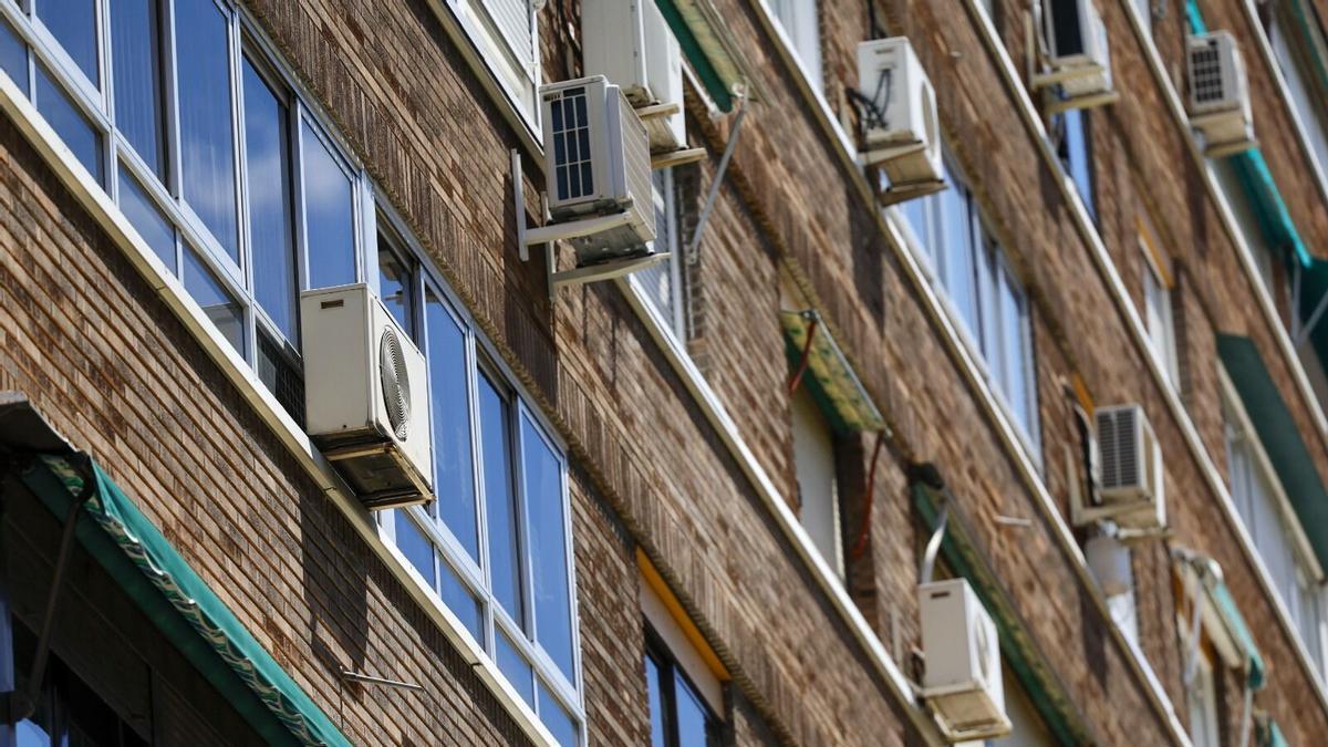 La instalación del aire acondicionado en fachadas, una práctica prohibida en Vigo.