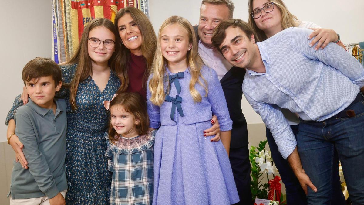 Lucía García Rivera, Fallera Mayor Infantil de València 2025, celebra la noticia con sus familiares