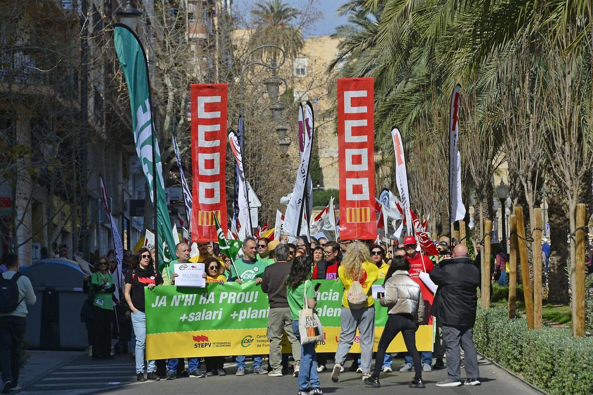 Así ha sido la manifestación de profesores en defensa de mejoras laborales y salariales en Alicante