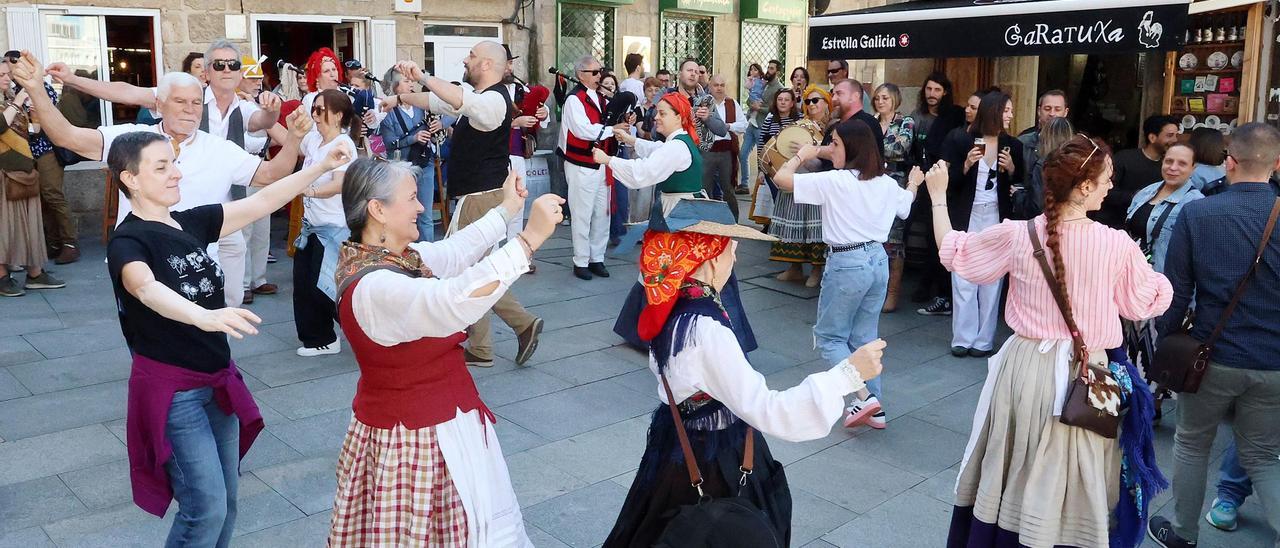 Sol, música, baile y artesanía: cóctel perfecto de un domingo de Reconqusita