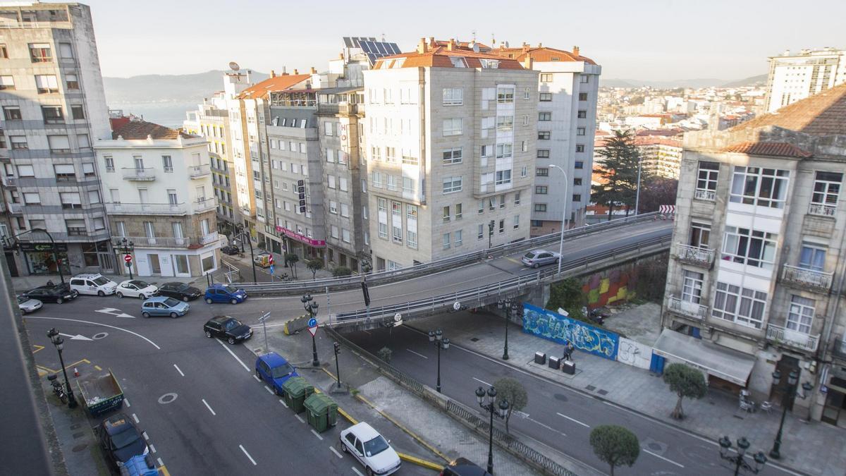 Vista del puente sobre Alfonso XIII por el que se accede a la AP-9 desde Lepanto. Ricardo Grobas