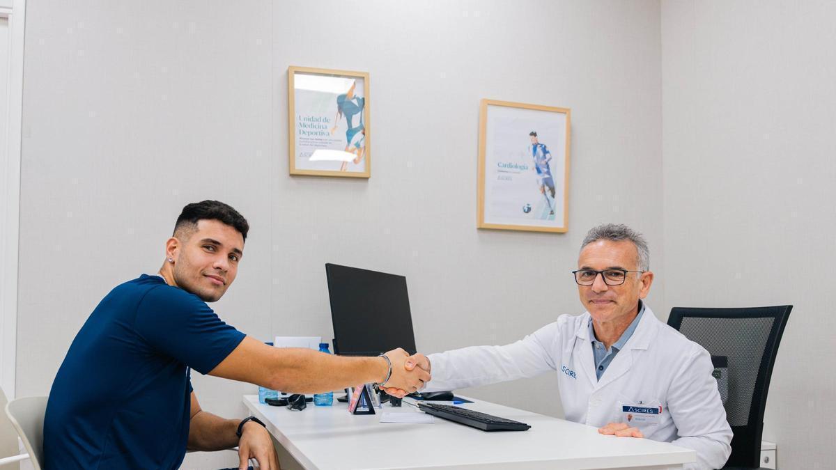 Jonás Ponzio pasa la revisión con el doctor Miguel Ángel Buil.