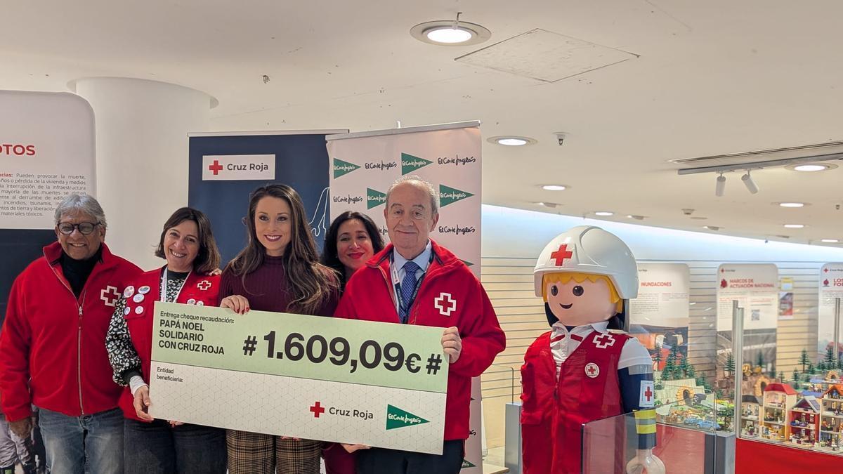 Cruz Roja recibe el cheque de El Corte Inglés tras la recogida solidaria de fondos en Navidad
