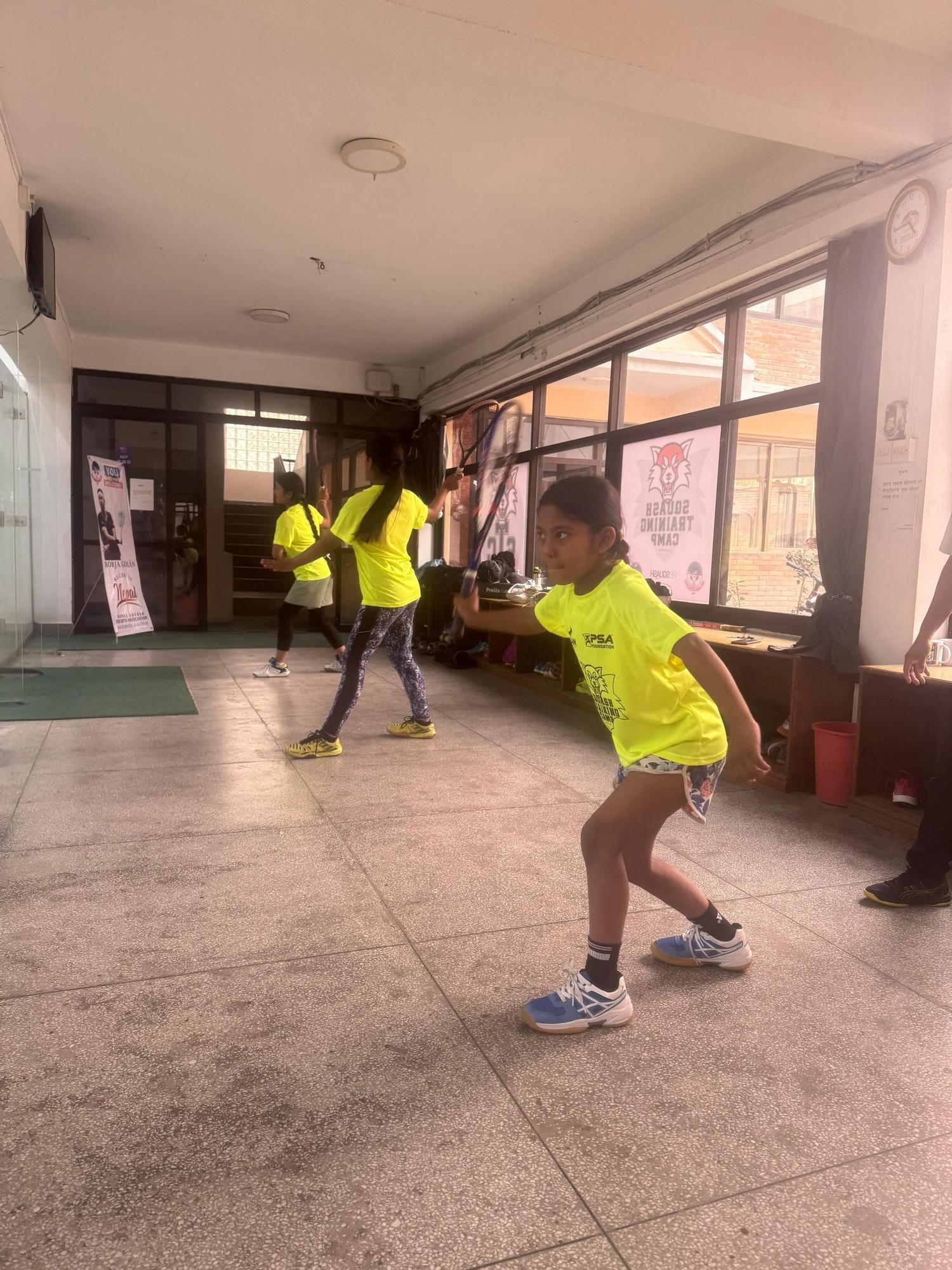 Borja Golán en Katmandú, donde está impartiendo clases de squash a jóvenes con pocos recursos de la mano de SOS Nepal