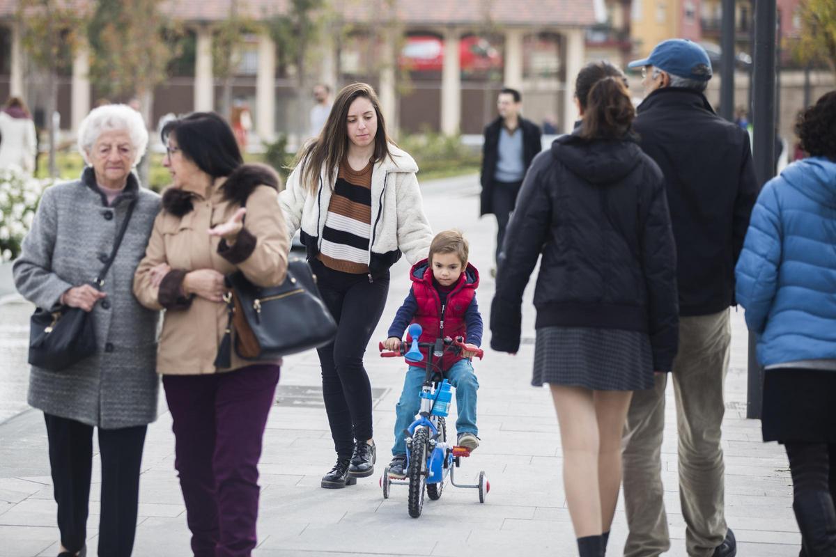 Gente de diferentes generaciones, paseando por la calle.