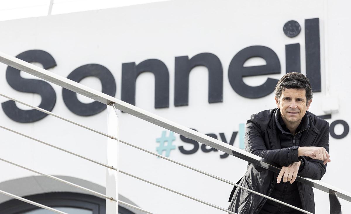 Alfredo Millá, CEO de Sonneil, en las oficinas que tiene en el puerto de Alicante.