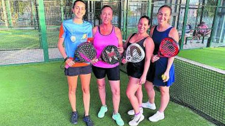 Dos de los equipos femeninos del torneo de pádel. | AYUNTAMIENTO DE EIVISSA