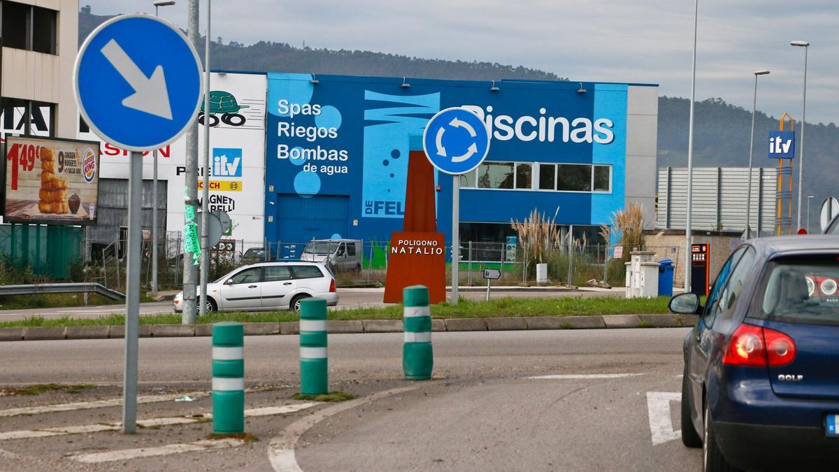 Entrada al polígono de Natalio, en la zona de Granda (Siero)