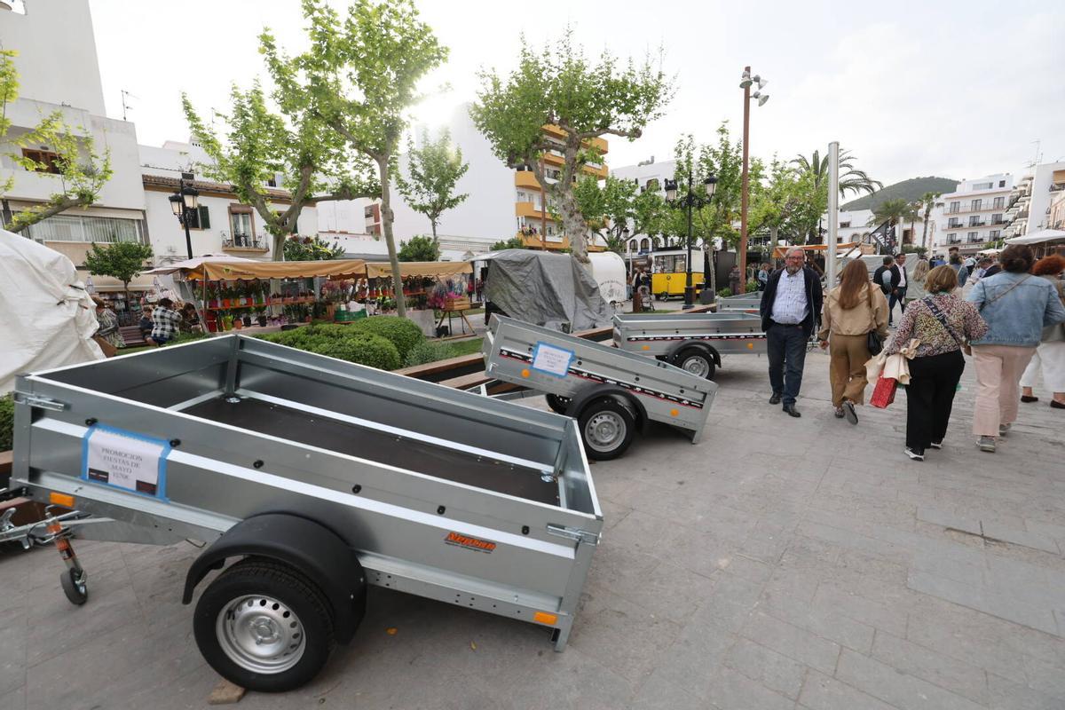 Flores, motos y coches en 'Anar a maig' en las fiestas de Santa Eulària