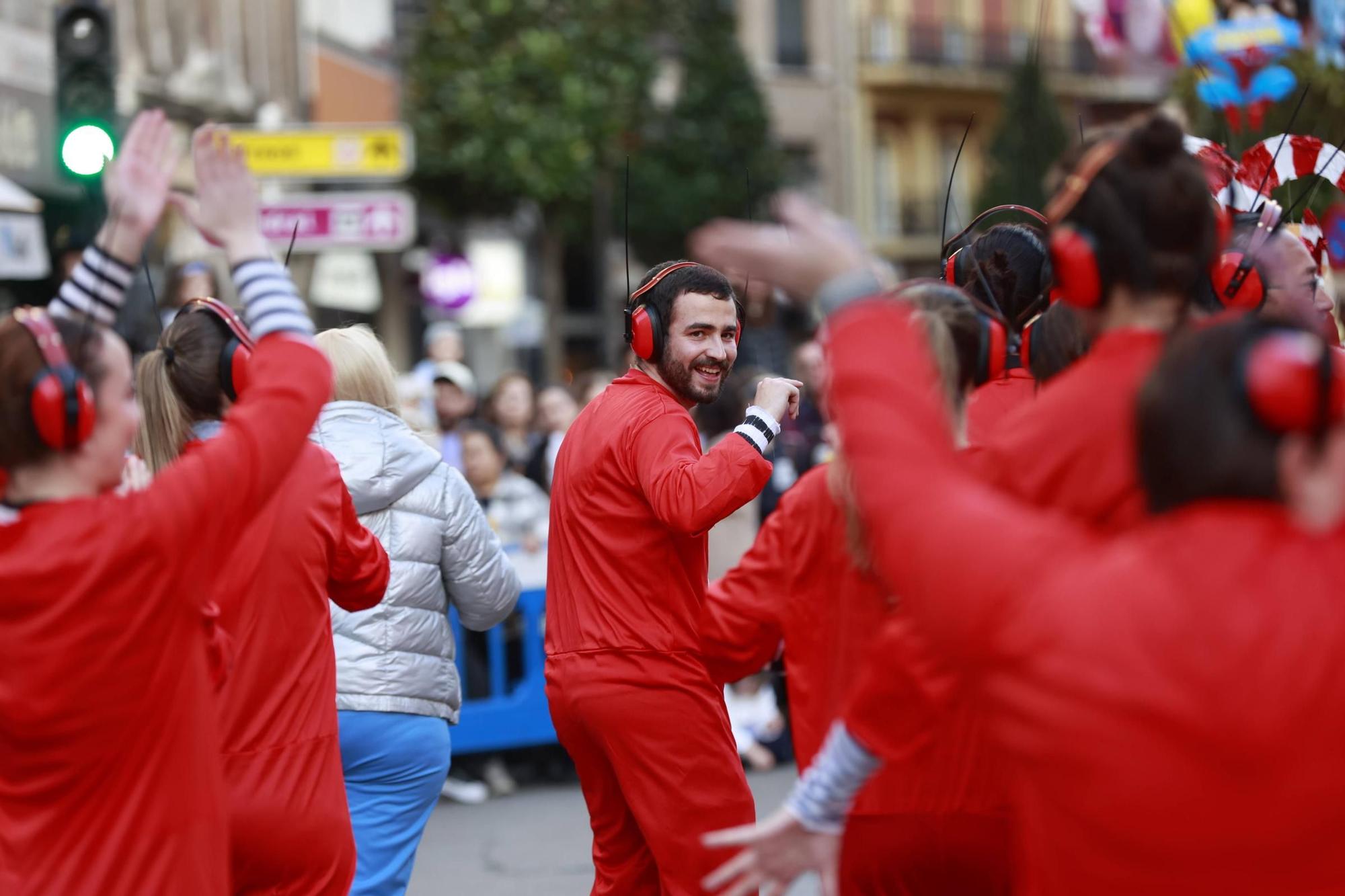 El Carnaval llena de color y alegría las calles de Oviedo