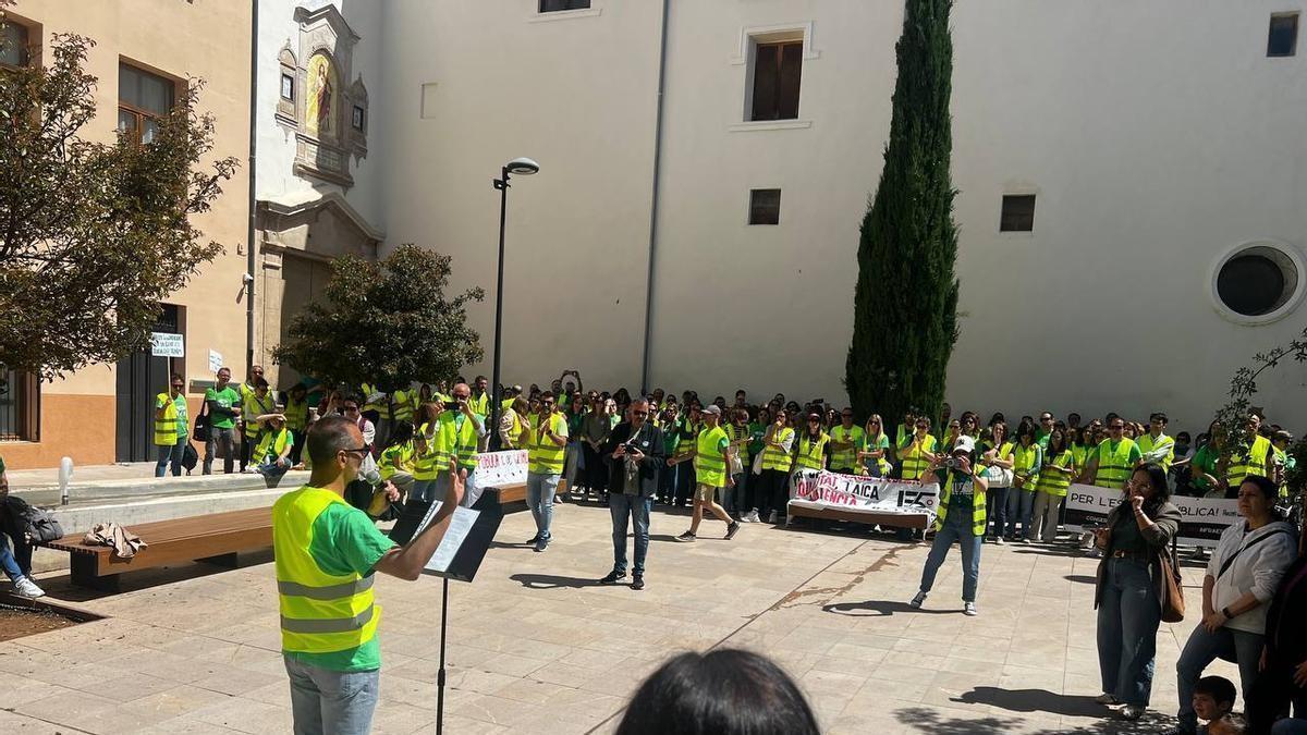 Concentración de equipos directivos de los centros educativos en la plaza de la EPA Sant Carles de Ontinyent.