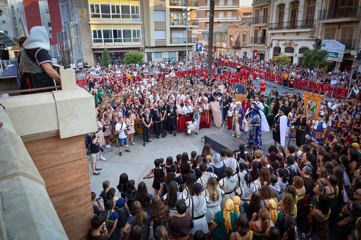 Las filaes reunidas en torno a la Torre en los parlamentos.