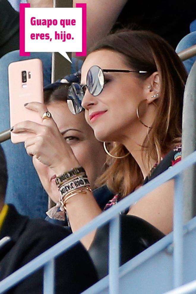 Paula Echevarría viendo a Miguel Torres en el fútbol