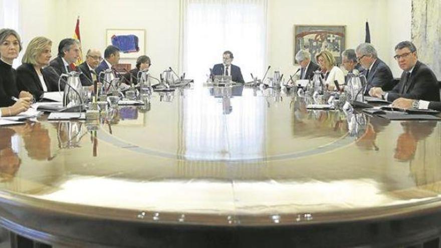 Rajoy destituye al Gobierno catalán y vacía de poder al Parlament