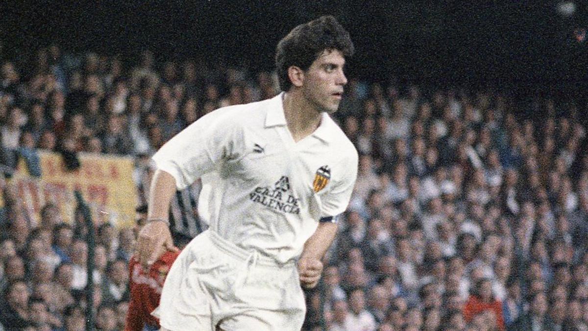Quique Sánchez Flores, jugando con el Valencia