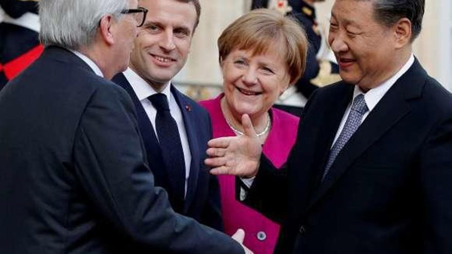 Juncker, Macron, Merkel y Xi, ayer en París. // Reuters
