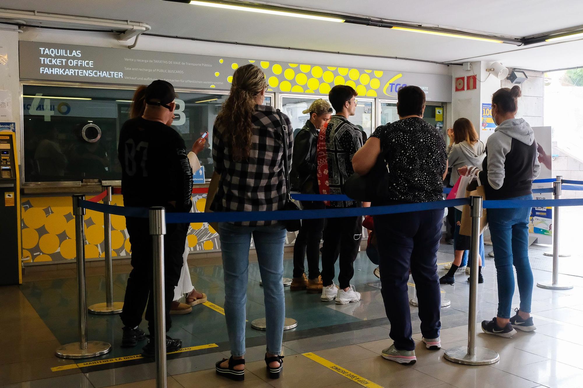 Viajeros en la estación de guaguas de San Telmo