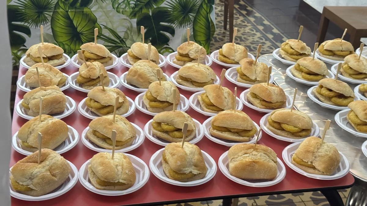 L'entrepà de calamanrs amb maionesa d'all i llima del restaurant A l'Ombra
